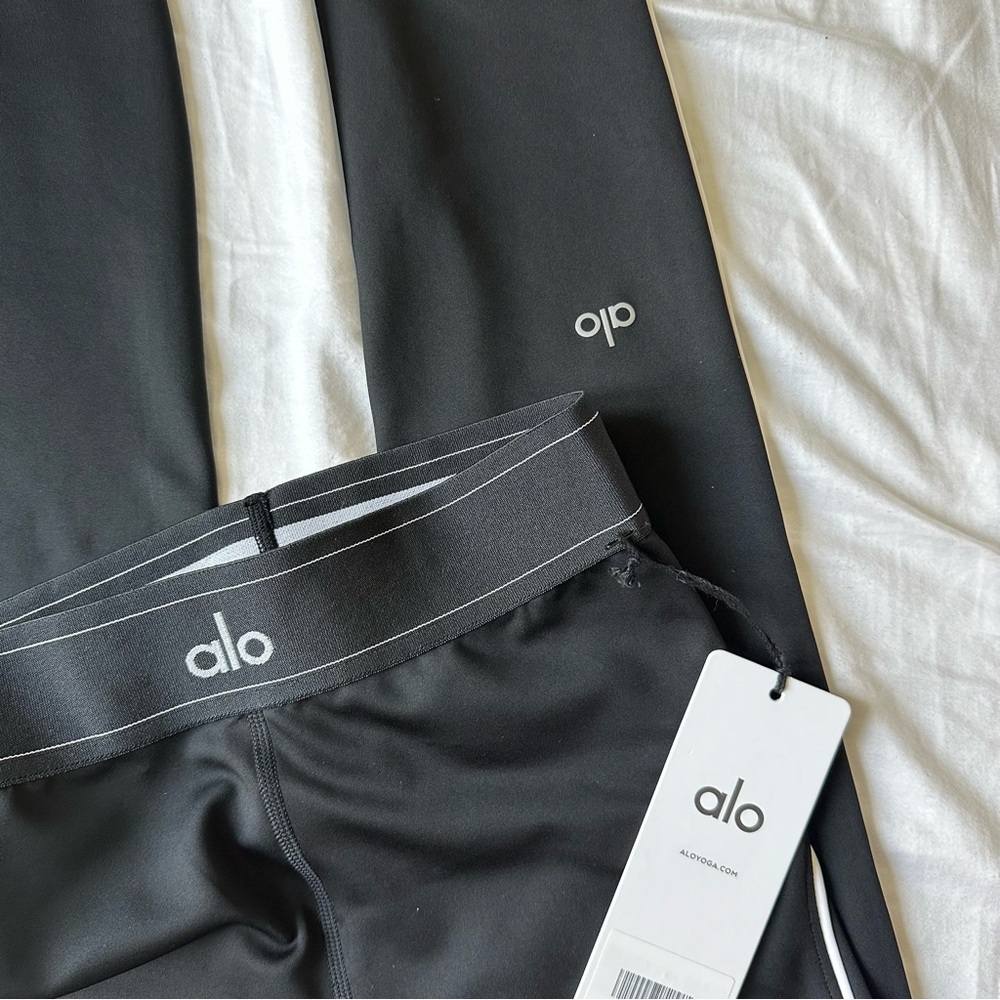 SOLD // NWT Alo Airlift High-Waist Suit Up Legging - Black/White (Size Small) - Picture 7 of 9